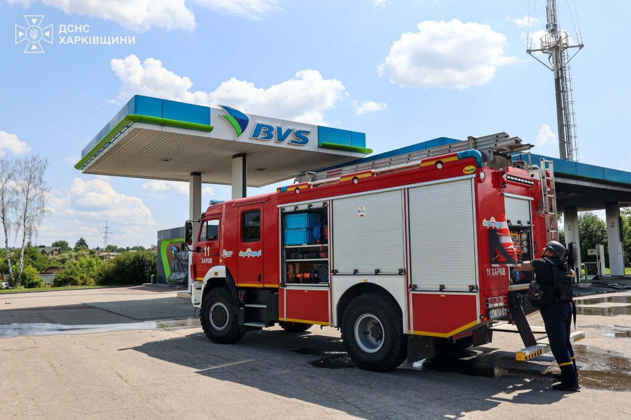Рятувальники показали, як гасили пожежу на АЗС після удару ворожого дрона